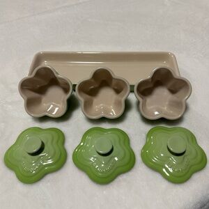NWT Le Creuset Petite Flower Ramekins Set with Lids and Tray Color Kiwi Green